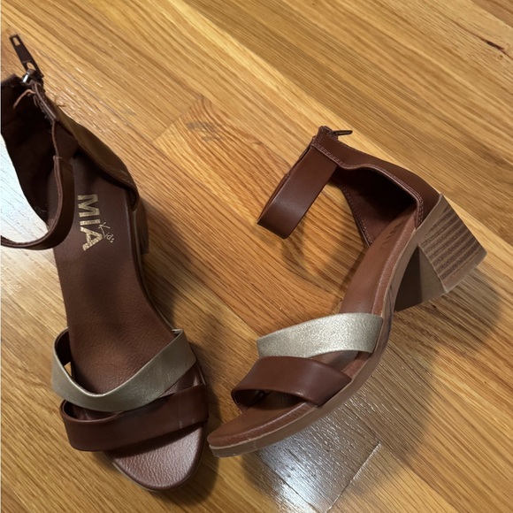 MIA size 2 sandals - Picture 1 of 5